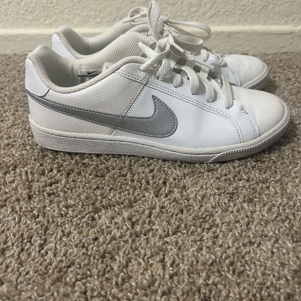 Nike Womens White and Gray Sneakers 6.5 Outdoor Active Casual Summer preppy